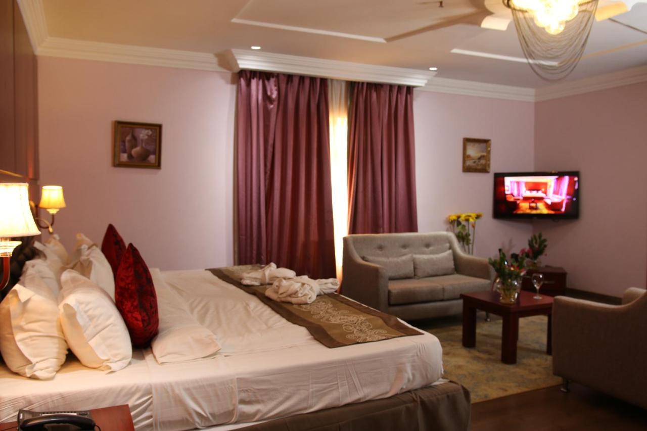 Grand Pela Hotel & Suites Абуджа Экстерьер фото
