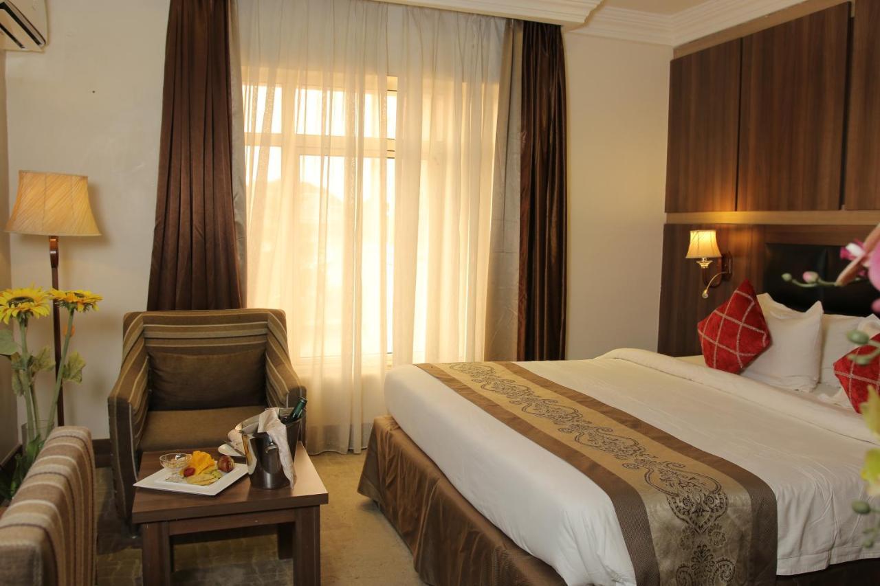 Grand Pela Hotel & Suites Абуджа Экстерьер фото
